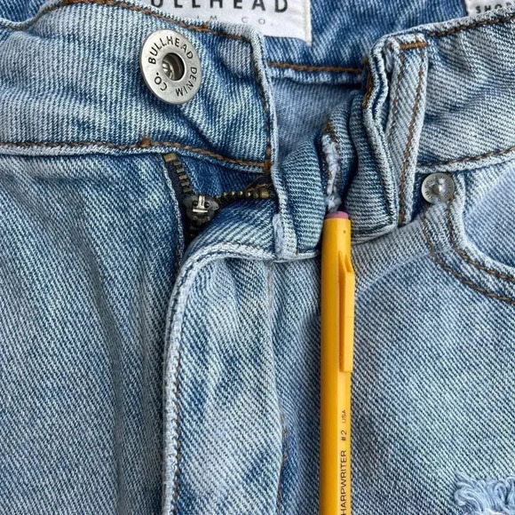 Bullhead High Rise short, Pocket Distress Rolled Hem denim jean. Size 7 - Picture 9 of 13